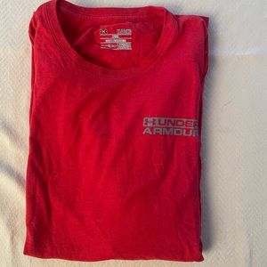 loose fit men’s red UA t-shirt